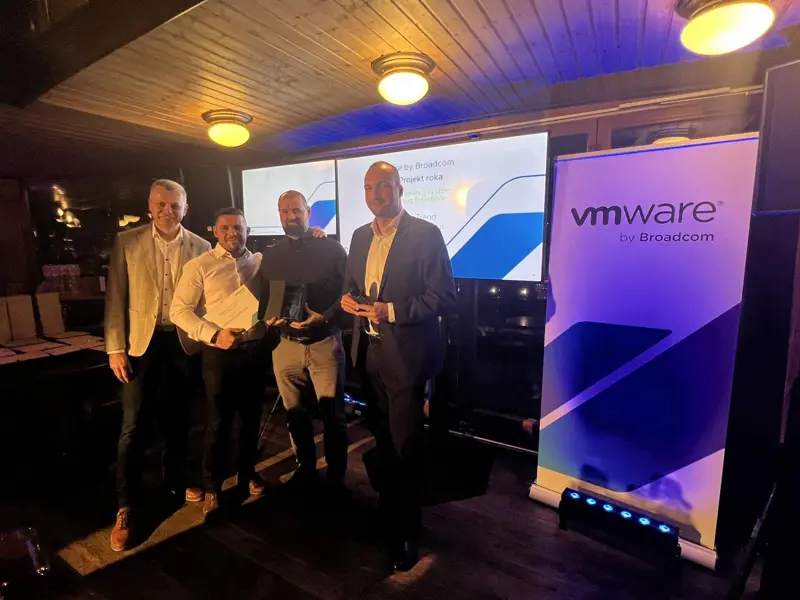 Bola to pre mňa veľká česť prevziať spoločne s Pali Pipíška ocenenie od VMware za našu prácu v "teréne".